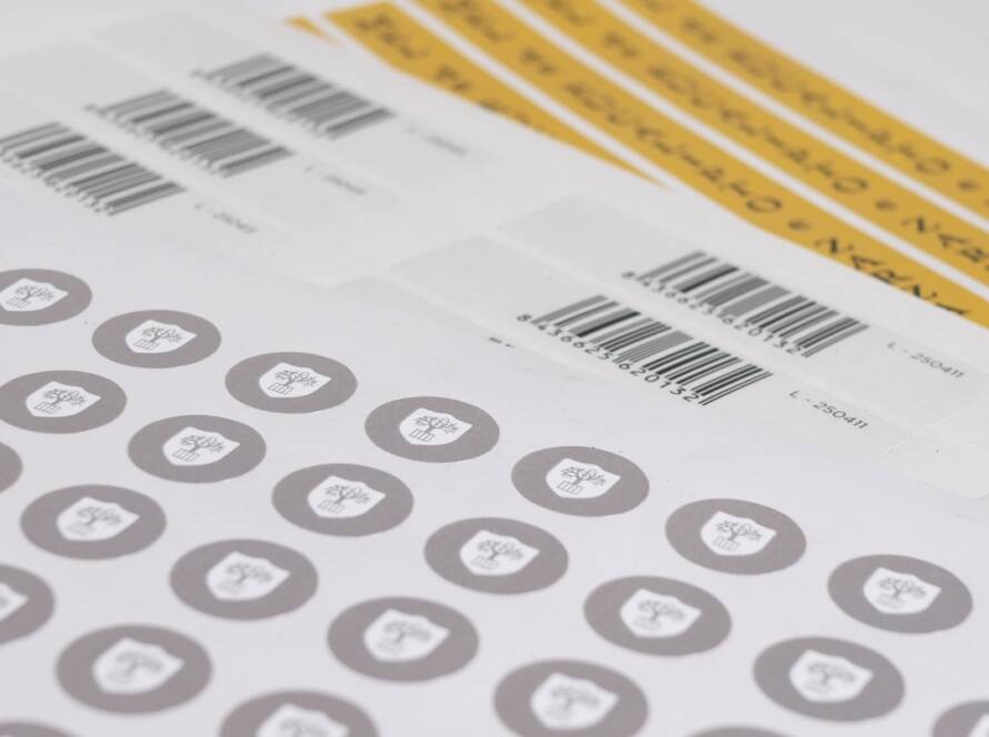 Etiquetas adhesivas y ribbon: la guía para elegir la opción más funcional para tu negocio